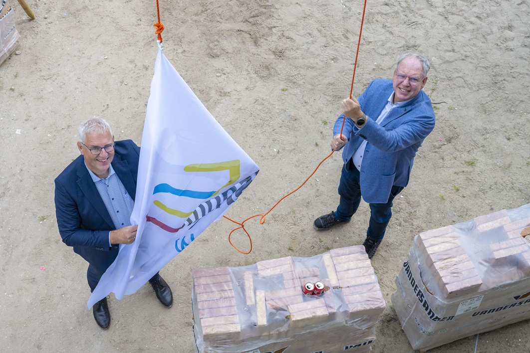 Pinksterbloem - Herman Romeijn en Chrétien Mommers hijsen vlag_klein